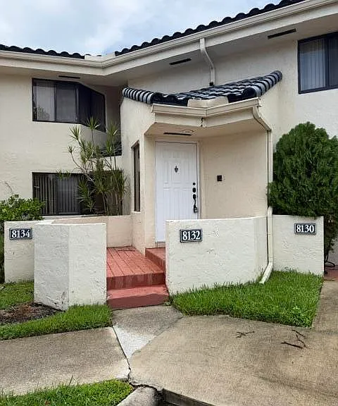 8132 NW 15th Mnr #8132 — Photo 2