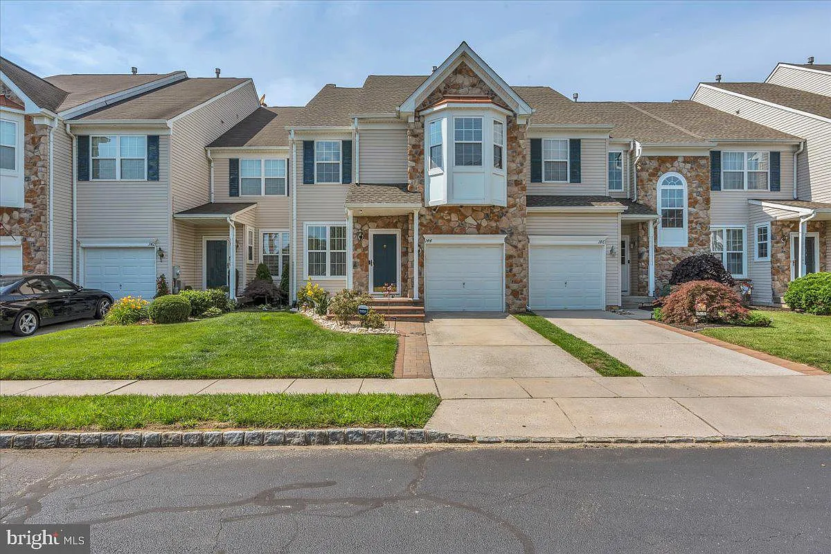 3 bed, 2.5 bath, 1896 sqft, $3,200 — Photo 1