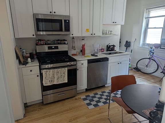 4th image of 2840 N Whipple St #1A