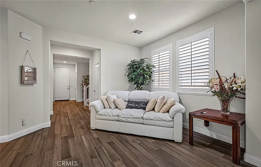 3 bed, 2.5 bath, 2348 sqft, $3,100 — Photo 4