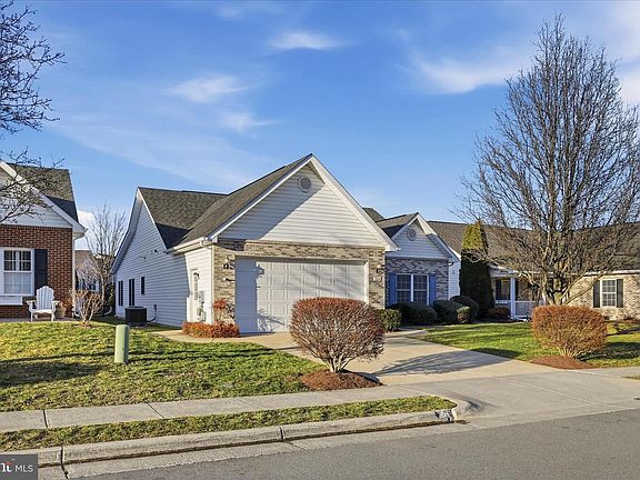 3rd image of 104 Sarvis Ct