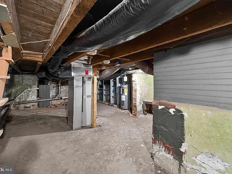 153 N Queen St — Photo 16