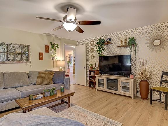 3rd image of 211 Wayside Dr