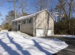 6 Doe Run, Hewitt, NJ 07421