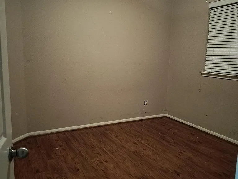 6027 Schaumburg Dr — Photo 15
