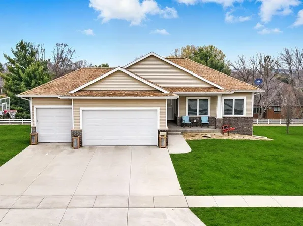750 E Fayette St, Denver, IA 50622