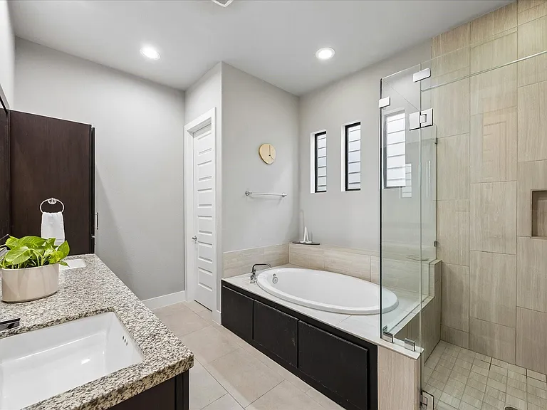 2410 Couch St — Photo 11