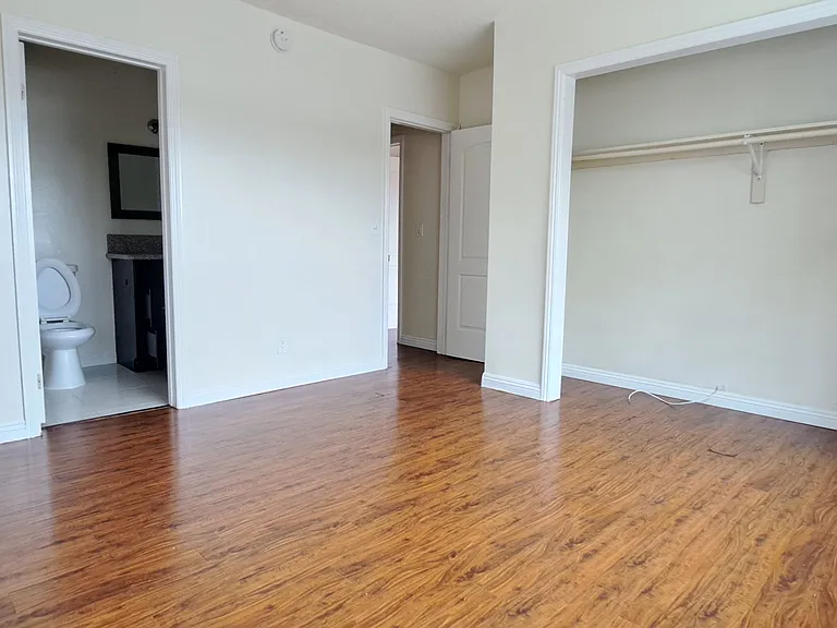 1340 W 85th St #3 — Photo 9