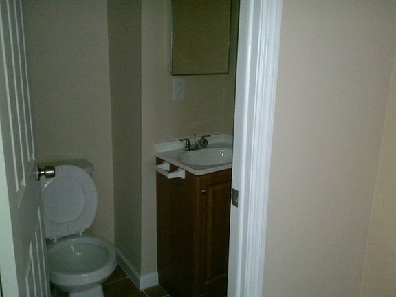 4th image of 479-481 Clifton Ave
