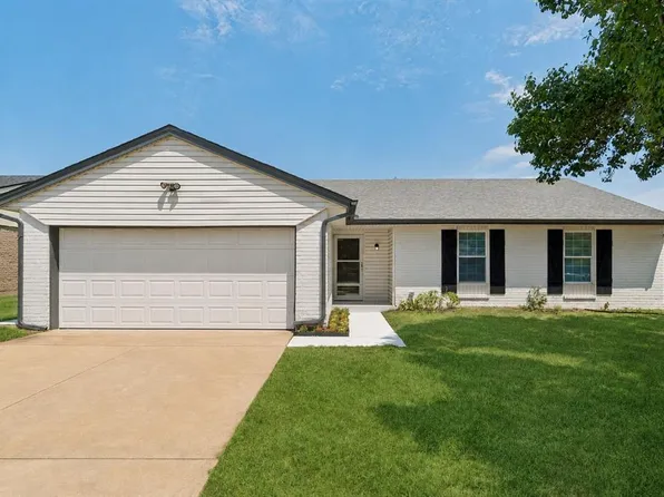 208 N English Dr, Moore, OK 73160