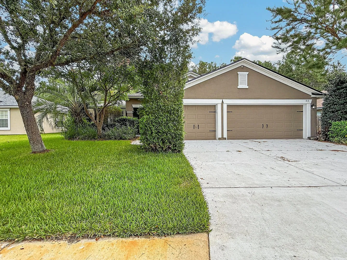 Beautiful 4-Bedroom Home with Outdoor Kitchen in Barrington Estates — Photo 1