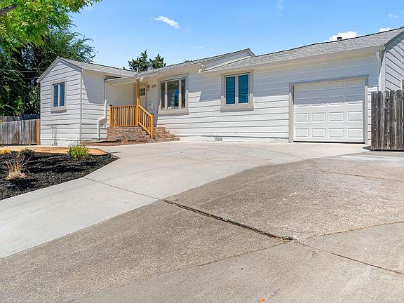 2nd image of 2271 Hemlock Ave