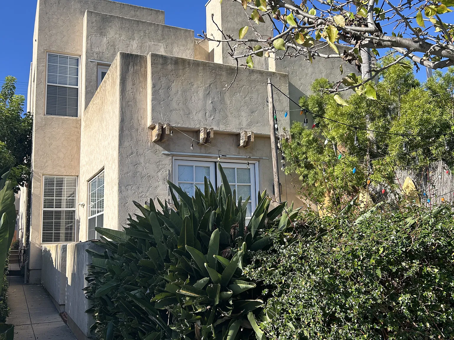 4 bed, 1370 sqft, $1,700 — Photo 1