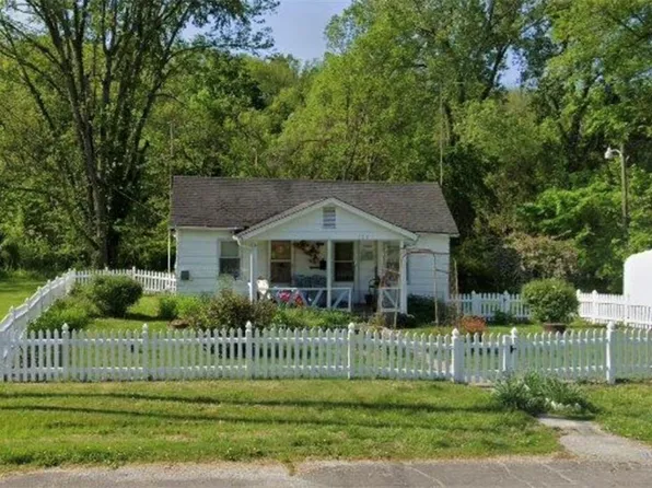 102 Clay St, Weston, MO 64098