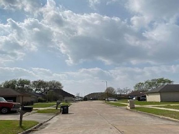 Exterior Neighborhood (street photo)