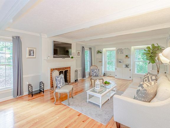 2nd image of 409 Quail Hollow Dr