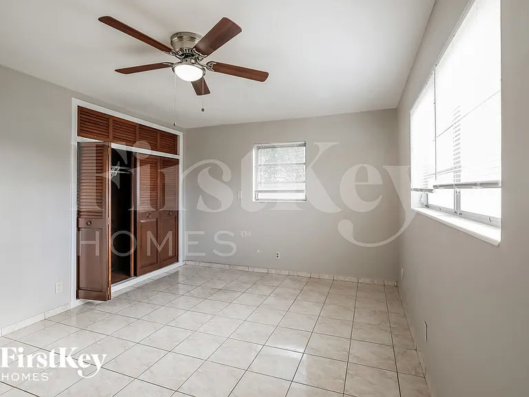 621 SW 69th Ter — Photo 8