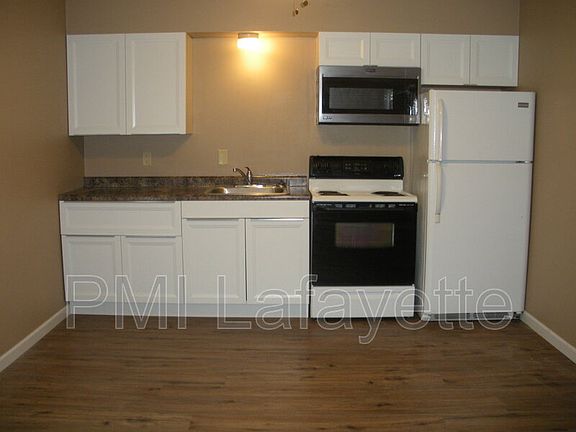 5th image of 206 E Oxford St