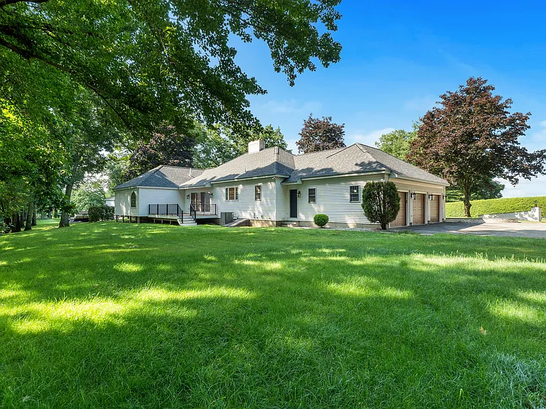 1 Olde Village Rd — Photo 2
