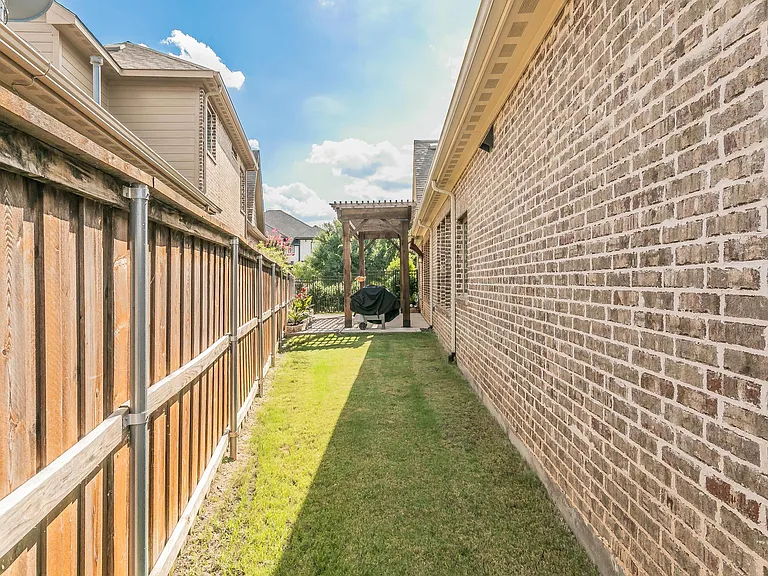 3903 Plum Vista Pl — Photo 36