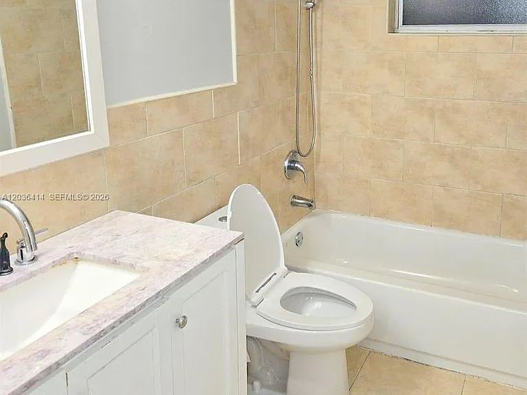 2008 Jackson St #B2 — Photo 2