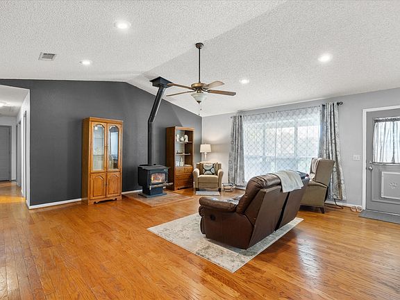 3rd image of 610 W 1st St