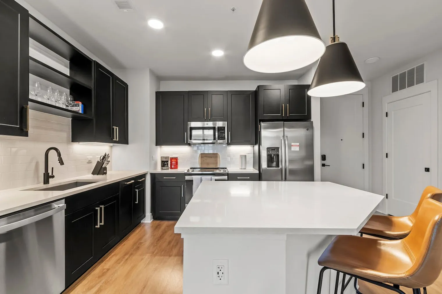 1 bed, 1.0 bath, 753 sqft, $5,585 — Photo 2