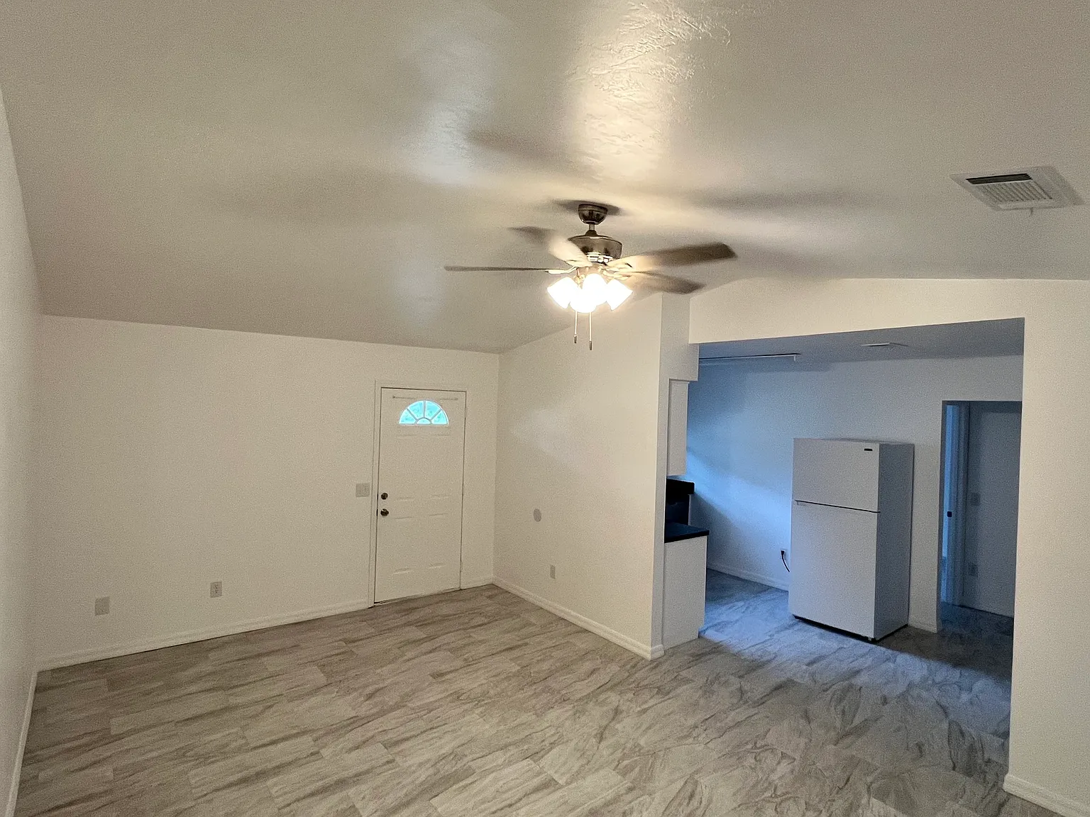 3 bed, 1000 sqft, $1,300 — Photo 4