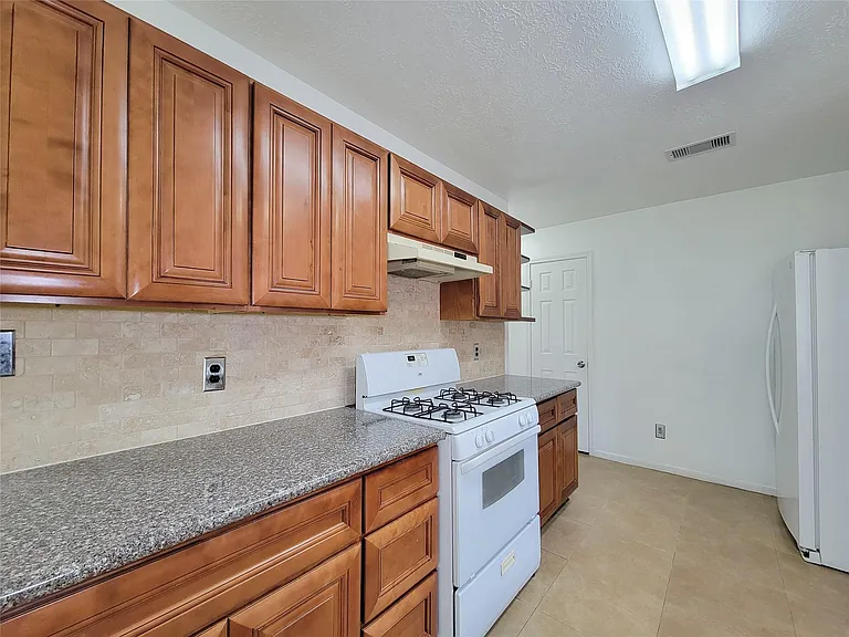 16807 Sussex Dr — Photo 23
