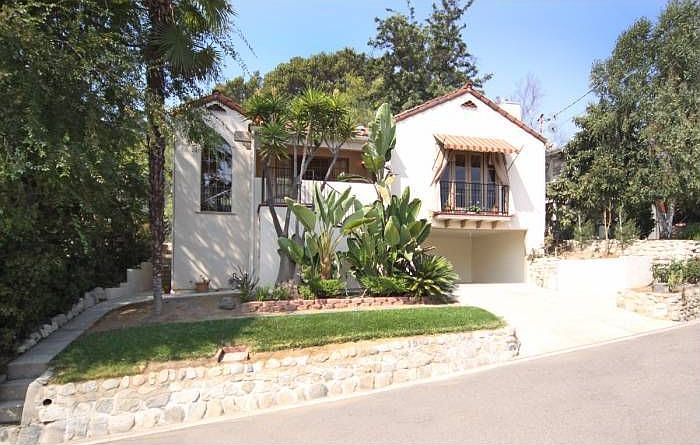 Front view of property.