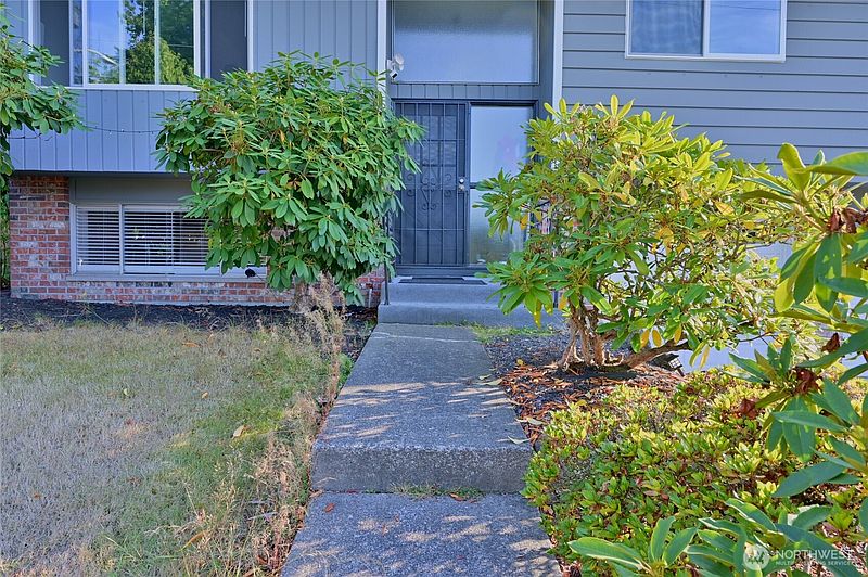 2nd image of 1012 E Laurel Street