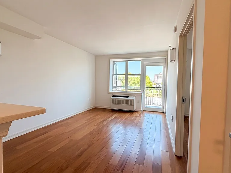 645 Gates Ave #4D — Photo 1