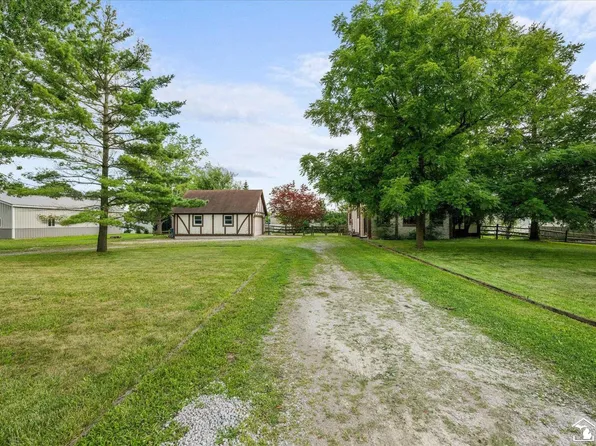 125 Smith Rd, Temperance, MI 48182