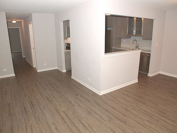 5th image of 607 Berkley Ct Unit V1