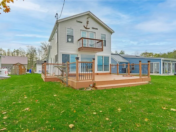 10867 Petrie Ln, Lyndonville, NY 14098