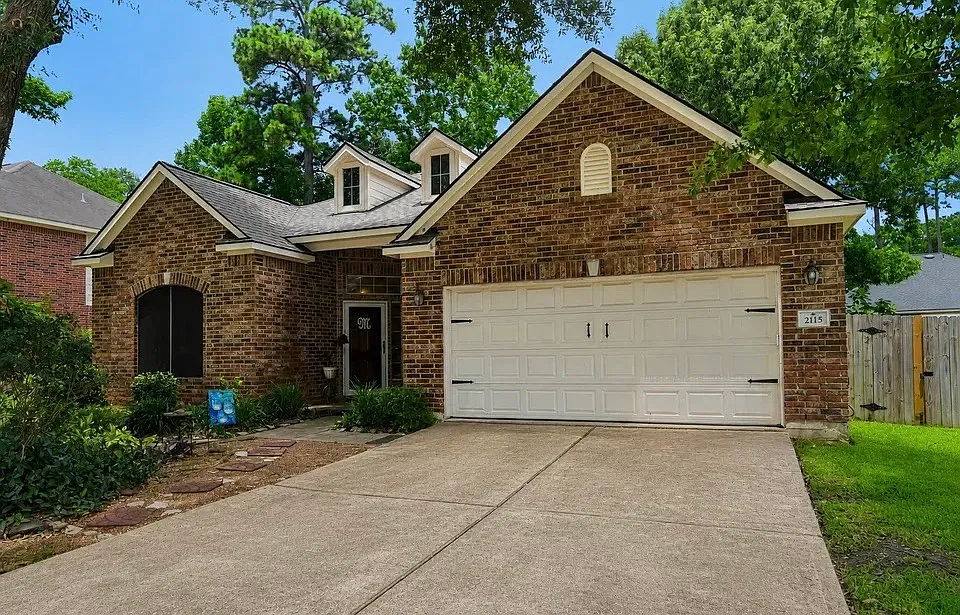 4 bed, 2400 sqft, $2,600 — Photo 2