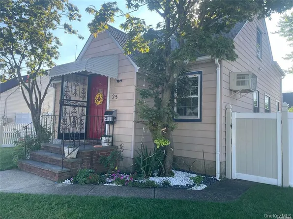 25 Grand St, Elmont, NY 11003