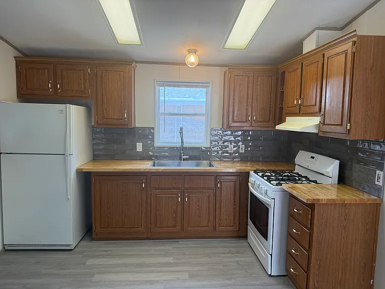 930 Elm Dr — Photo 5