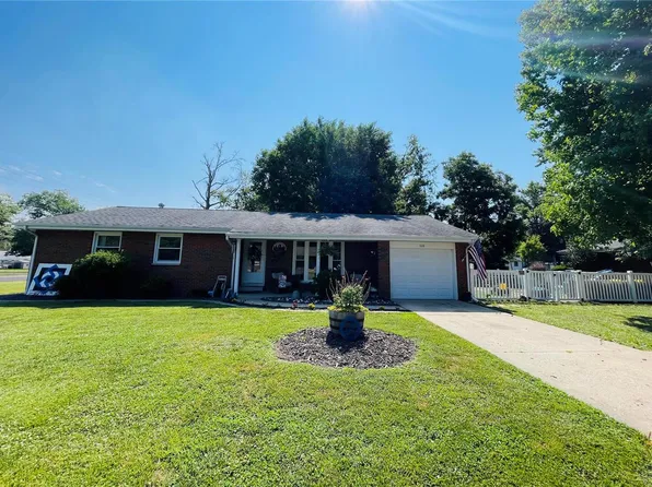 320 S Friendship Dr, Nashville, IL 62263