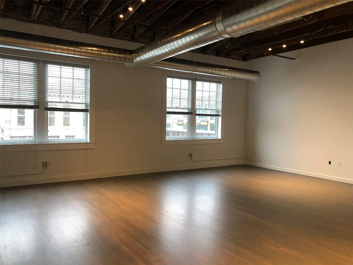 Building Photo - 102 E 2nd St #203