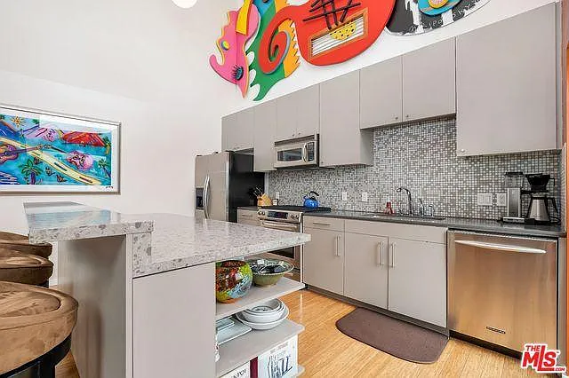 7062 Hawthorn Ave #305 — Photo 7