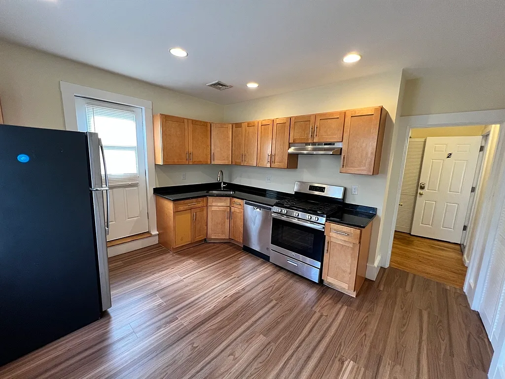 3 bed, 2.0 bath, $3,100 — Photo 2