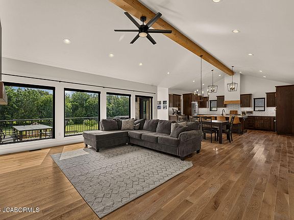 3rd image of 1050 Henley Blvd