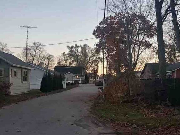 Exterior Neighborhood (street photo)