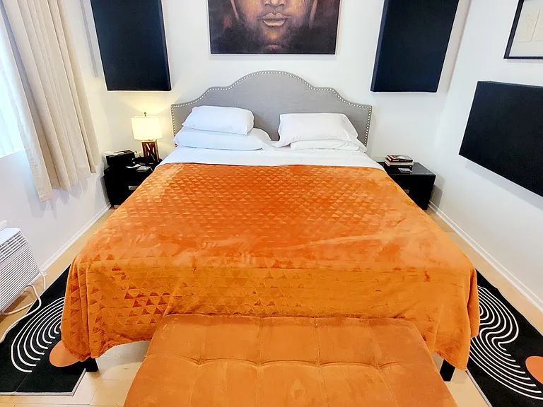 king bed / bedroom
