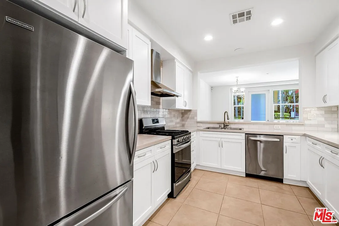 2 bed, 2.0 bath, 1510 sqft, $6,000 — Photo 3