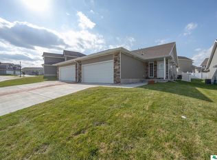 8932 Tumbleweed Dr, Lincoln, NE 68507