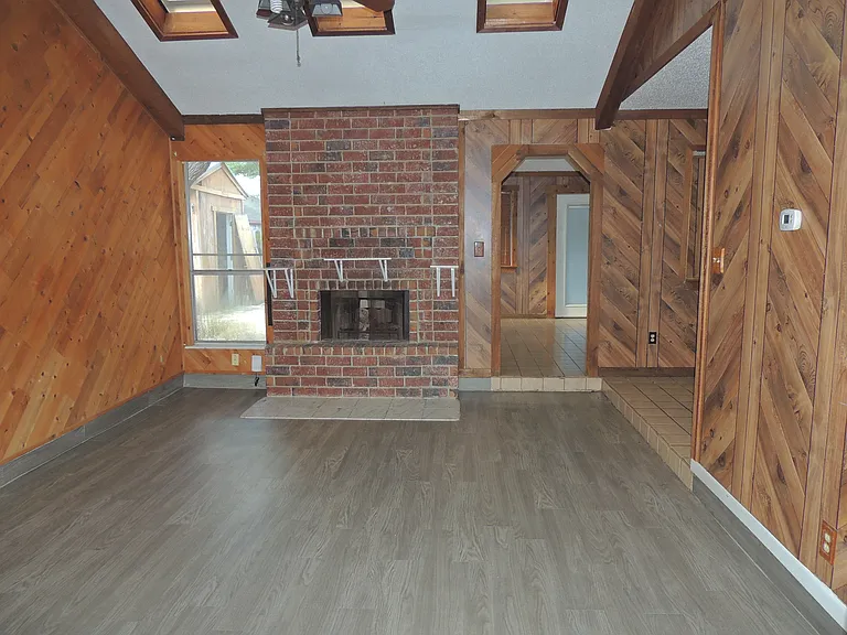 2187 Glenwood Dr — Photo 2