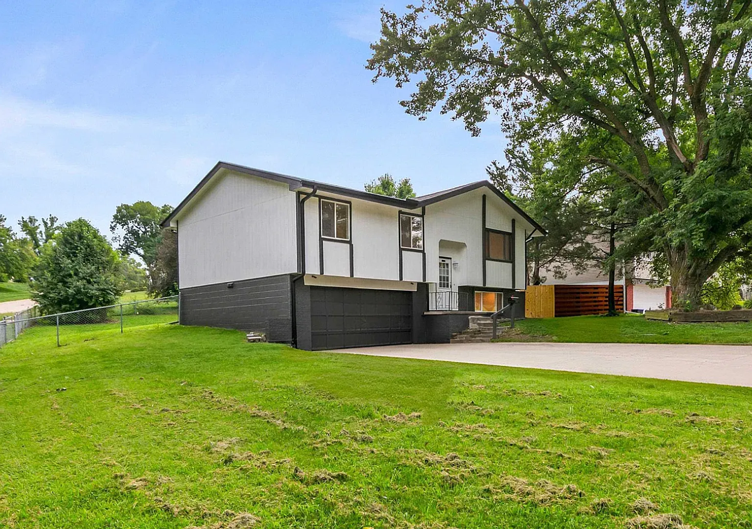Beautifully Remodeled 3-Bedroom Home in Florence with Finished Basement & Large Corner Lot — Photo 2