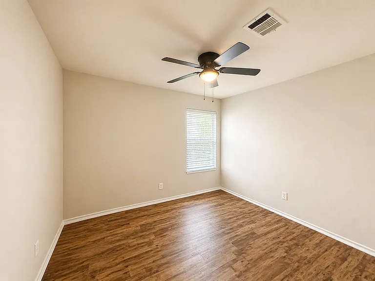 200 Meadow Park Dr — Photo 9